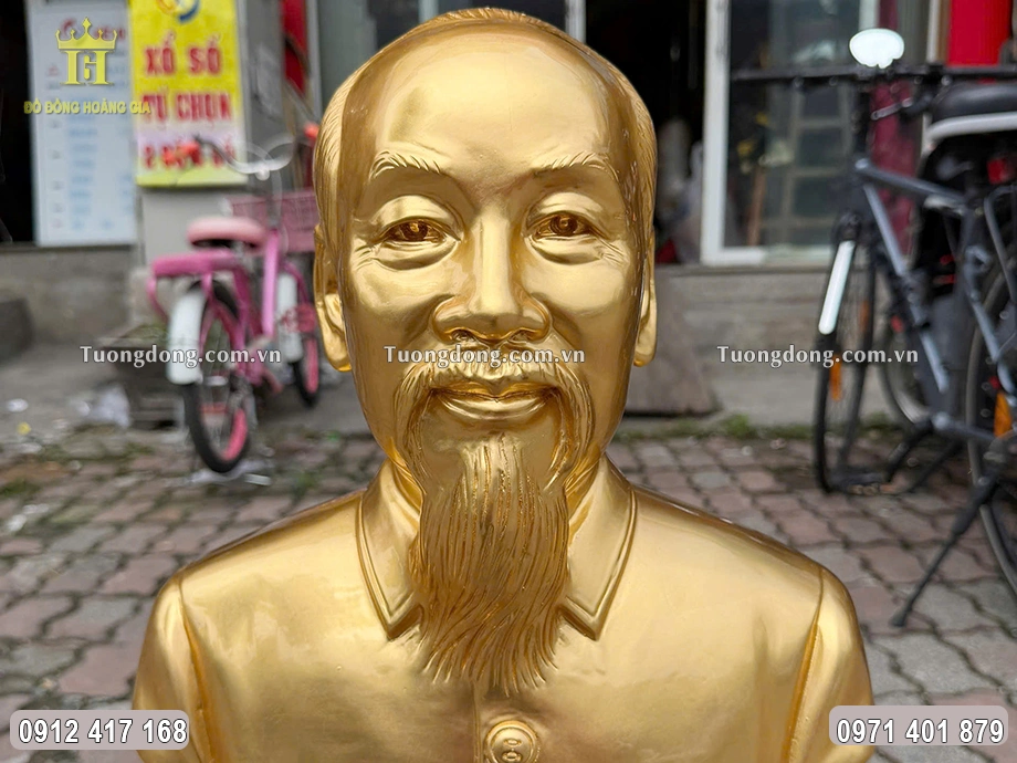 Gương mặt Bác được chạm khắc có hồn, thần thái